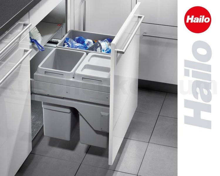 Hailo Abfalltrennsystem in einem weißen Küchenauszug mit mehreren grauen Kunststoffbehältern zur Mülltrennung. Hailo Logo.