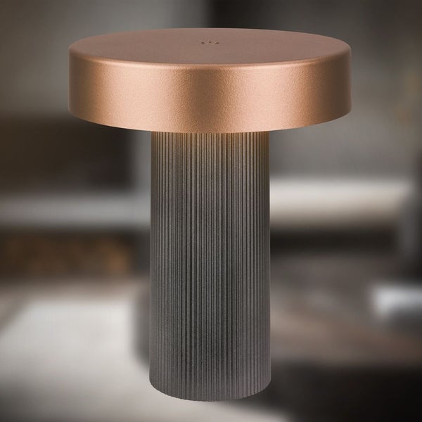 Moderne kabellose Tischleuchte mit kupferfarbenem flachem Schirm und dunkelgrau geriffeltem zylindrischem Sockel.