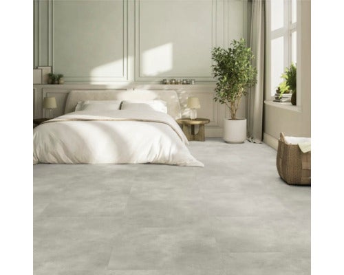 Heller Schlafraum mit verlegten Bodenfliesen, Bett und Dekoration