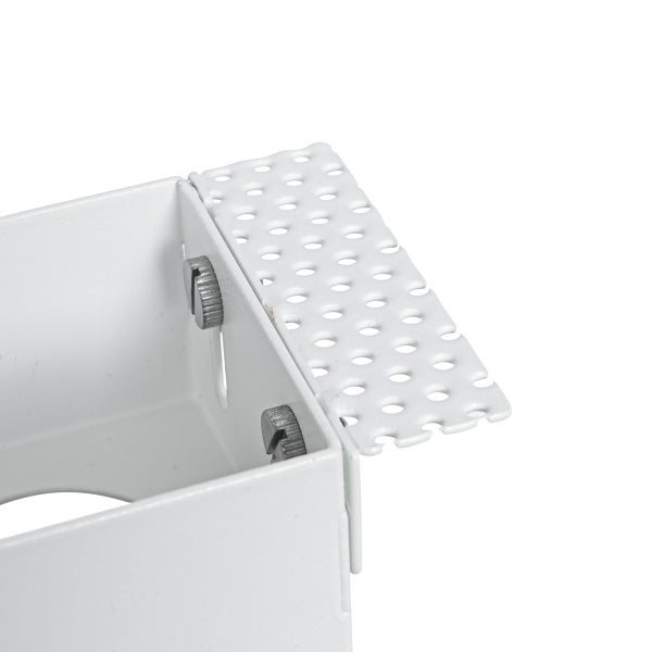 Trockenbauprofil aus Metall mit gelochtem Montageflügel und Befestigungsschrauben.