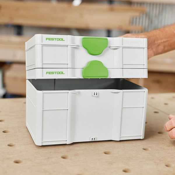 Festool Systainer stapelbare Werkzeugbox aus Kunststoff in einer Werkstatt.