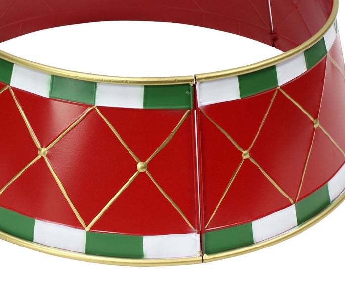 Weihnachtsbaumständer Verkleidung aus Metall mit Rautenmuster für eine festliche Weihnachtsdekoration.
