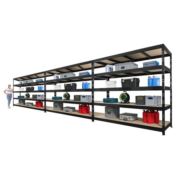 Langes Metallregal mit mehreren Regalebenen, beladen mit Kisten und Behältern