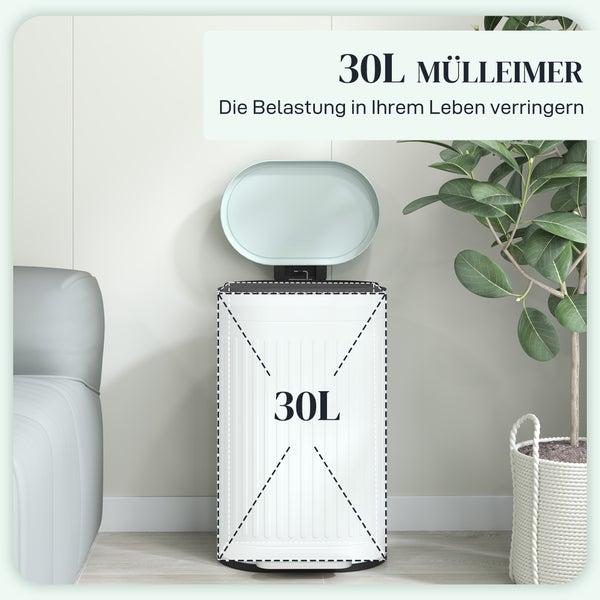 Weißer 30 Liter Mülleimer mit offenem Deckel und gerippter Textur in einem hellen Zimmer neben einer Zimmerpflanze und einem Sofa.