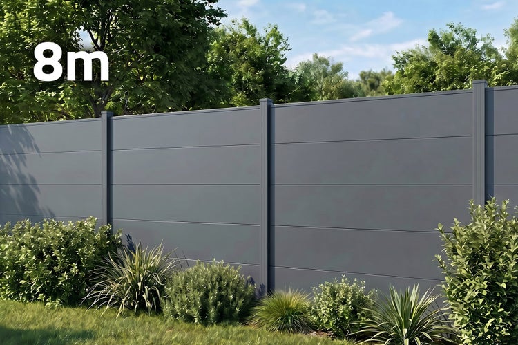 Moderne Sichtschutzwand aus Metall in geradliniger Optik mit acht Meter Gesamtlänge im Garten