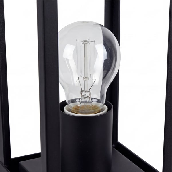 Nahaufnahme eines klaren Leuchtmittels in einer schwarzen Metallfassung innerhalb eines Laternenrahmens.