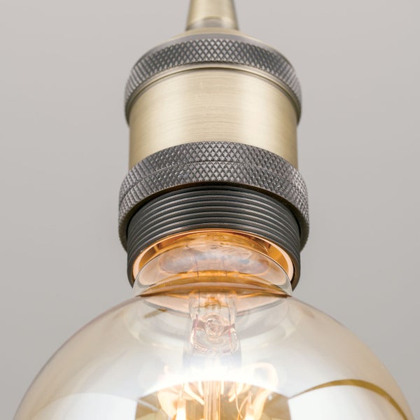 Vintage Lampenfassung aus Metall mit runder LED Filament Glühbirne im Retro Stil