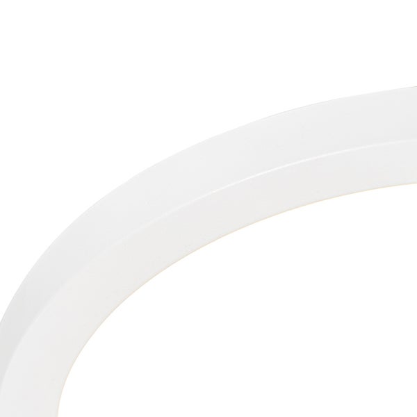 Nahaufnahme eines gebogenen weißen Rahmens.