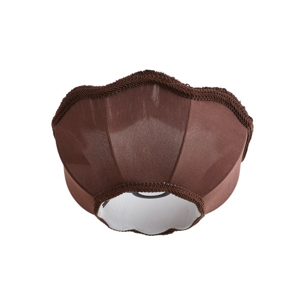 Geschwungener Lampenschirm aus braunem Stoff mit dekorativer Borte am oberen und unteren Rand.