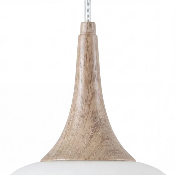 Detail einer Pendelleuchte mit einem konischen Holzelement und einem weißen Schirm.