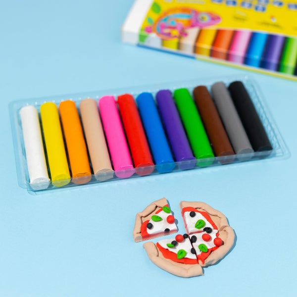 12-teiliges Knetmasse-Set in verschiedenen Farben in einer Kunststoffschale mit einer daraus geformten Spielzeugpizza.