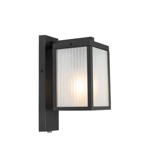 Moderne Außenwandleuchte aus schwarzem Metall mit geriffeltem Glas und warmem Licht.