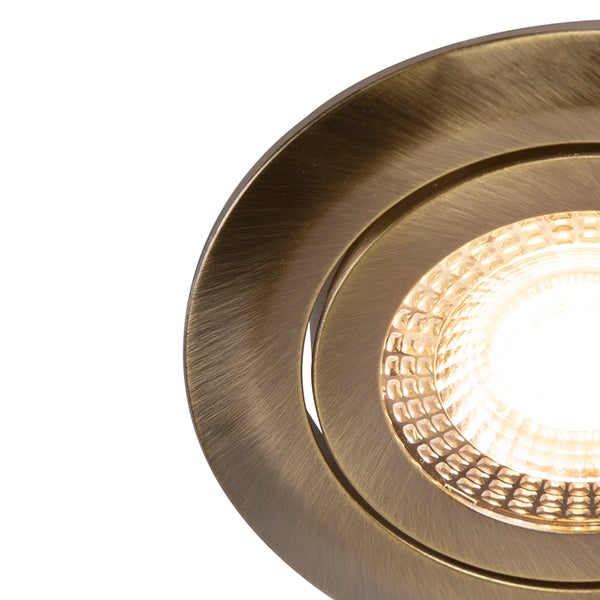 Nahaufnahme eines runden, schwenkbaren LED-Einbaustrahlers aus gebürstetem Messing.
