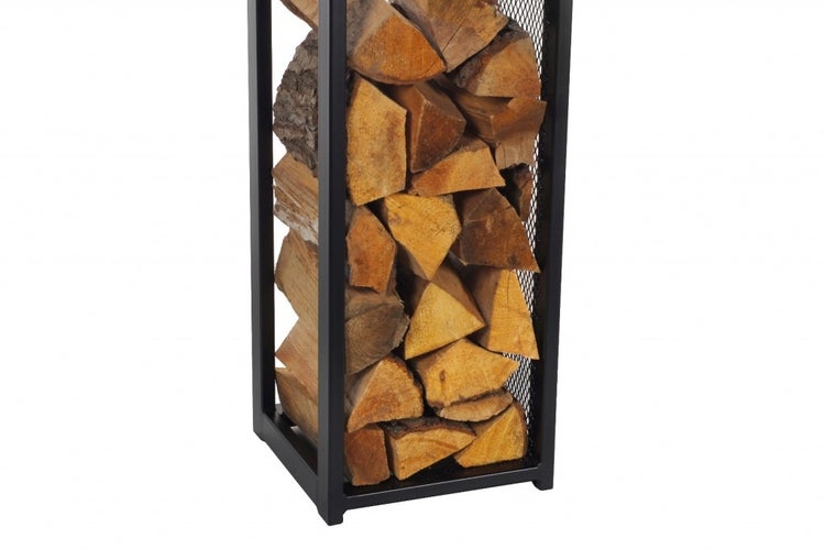 Brennholzregal aus Metall mit Holzscheiten