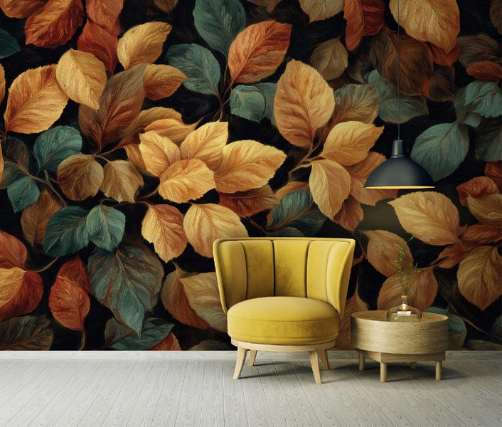 Wohnzimmer mit Blättertapete, Sessel und Beistelltisch