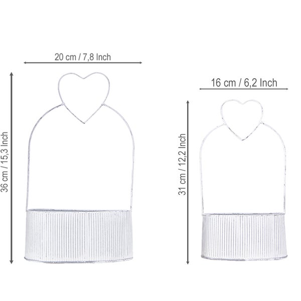 Zwei dekorative Pflanzgefäße aus Metall mit Herzdesign und Größenangaben.