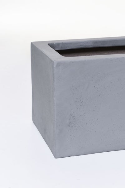 Rechteckiger Pflanzkasten in Betonoptik aus robustem Material.