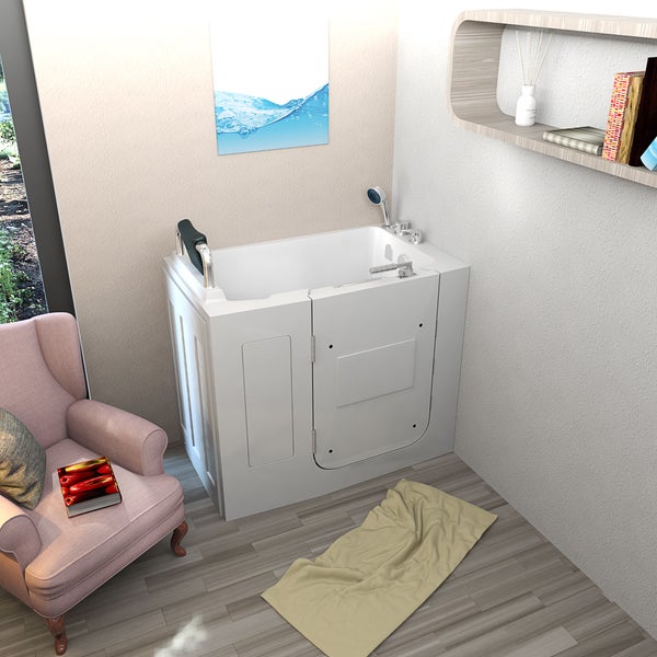 Barrierefreie Badewanne mit Tür, Sessel und Regalfach in hellem Badezimmer