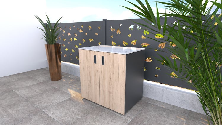 Szene mit Outdoor-Schrank mit Türen, Pflanze im Topf und dekorativem Zaunelement
