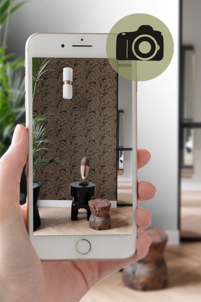 Smartphone-Ansicht eines Raums mit floraler Tapete, Leuchte und dekorativen Möbeln