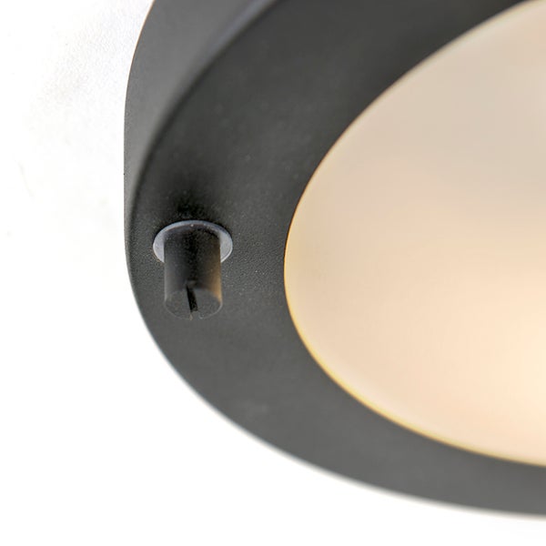 Detailansicht einer Deckenleuchte mit schwarzem Metallrahmen, matter Abdeckung und einer schwarzen Befestigungsschraube.