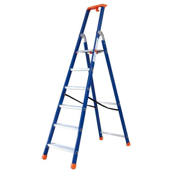 Blaue Sprossenleiter mit fünf Stufen und einem Haltebügel