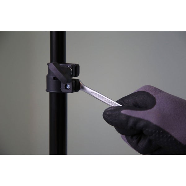 Druckluft-Winkelschleifer mit Zubehör wie Schleifscheiben, Maulschlüssel und Inbusschlüssel