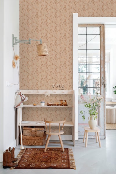 Gemütliches Kinderzimmer mit floraler Tapete, Regal, Spielzeug und dekorativem Teppich