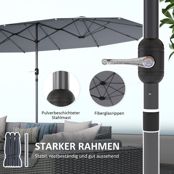 Gartenszene mit Esstisch, Stühlen und großem Sonnenschirm für den Außenbereich.