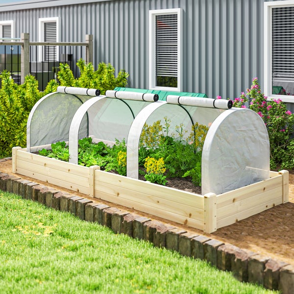 Hochbeet aus hellem Holz mit transparentem Folientunnel für Gemüse und Blumen im Garten, modern und organisiert gestaltet.