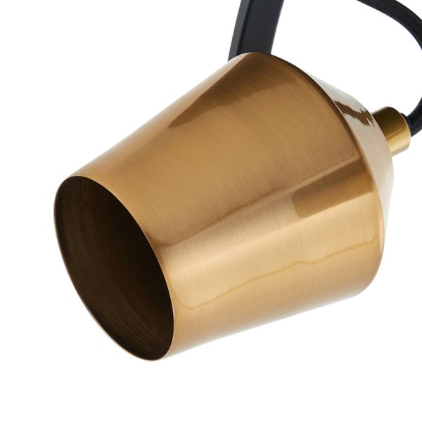 Nahaufnahme einer goldenen Deckenleuchte