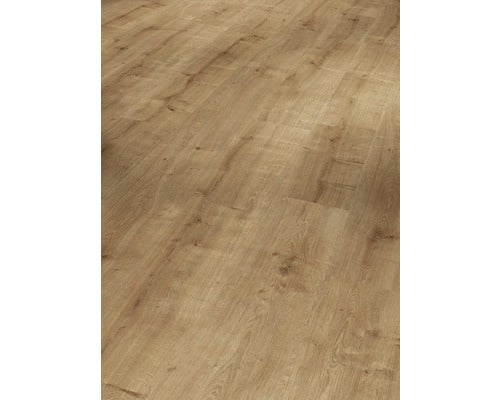 Bodenbelag aus Laminat mit Holzoptik.
