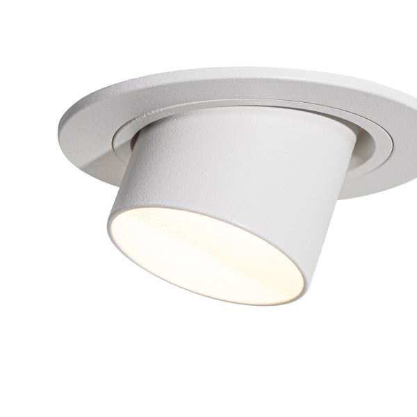 Weißer Einbaustrahler, schwenkbarer Deckenspot aus Metall mit mattem Finish, eingeschaltet.