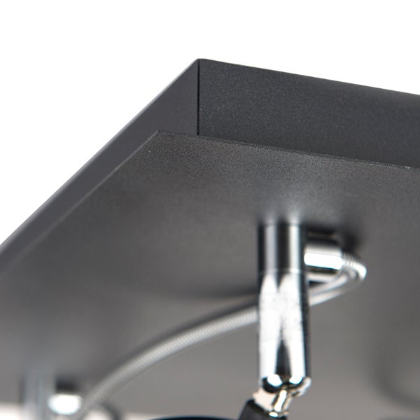 Detailansicht einer schwarzen Deckenleuchte mit Chrom-Elementen