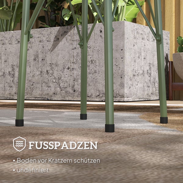 Grüne Metallbeine eines Möbelstücks mit schwarzen Fußpads zum Schutz des Bodens vor Kratzern in einer Gartenumgebung.