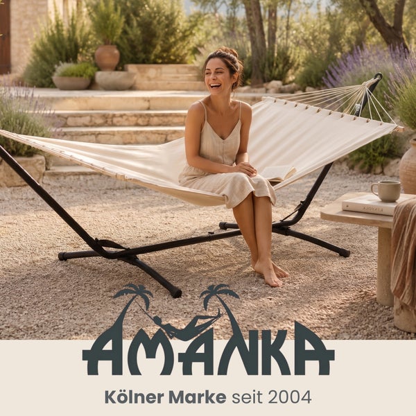 Hängematte mit schwarzem Metallgestell und hellem Stoff in einem Garten mit Kies und Pflanzen. Eine Frau sitzt darin. Amanka Logo.
