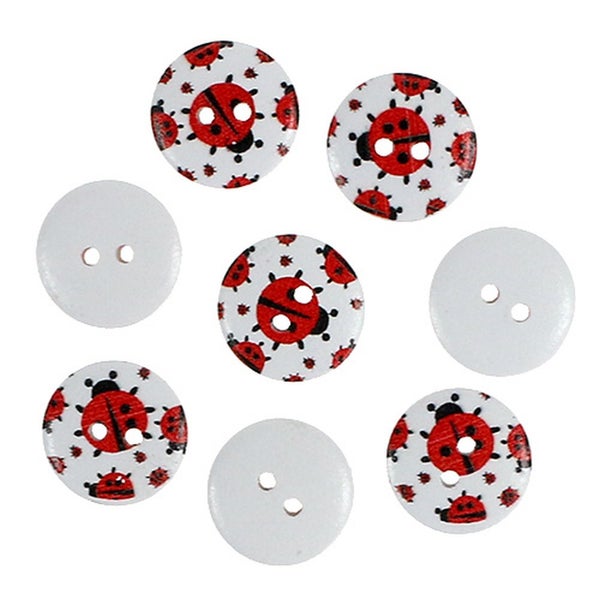 Verschiedene Knöpfe aus Holz, einige mit Marienkäfermotiven