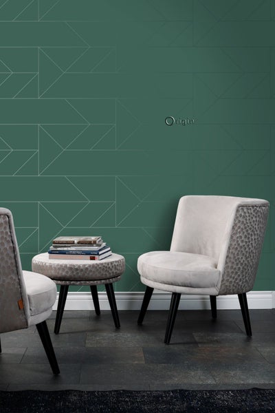 Einrichtungsidee mit geometrischer Tapete, Sesseln und Beistelltisch für ein gemütliches Ambiente.
