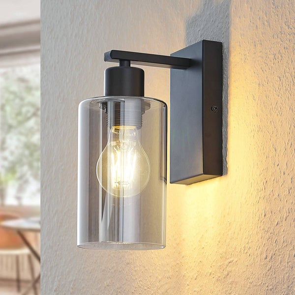 Wandleuchte mit Klarglas und Leuchtmittel an der Wand