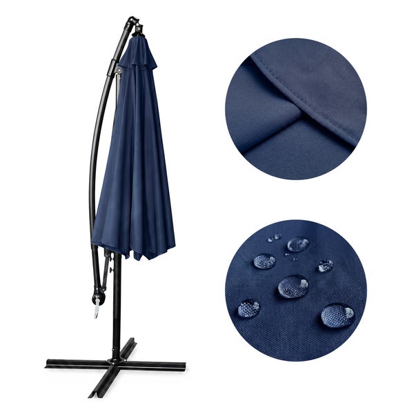 Geschlossener blauer Ampelschirm mit schwarzem Gestell und Standkreuz, Detailansichten von Stoff und wasserabweisender Oberfläche.