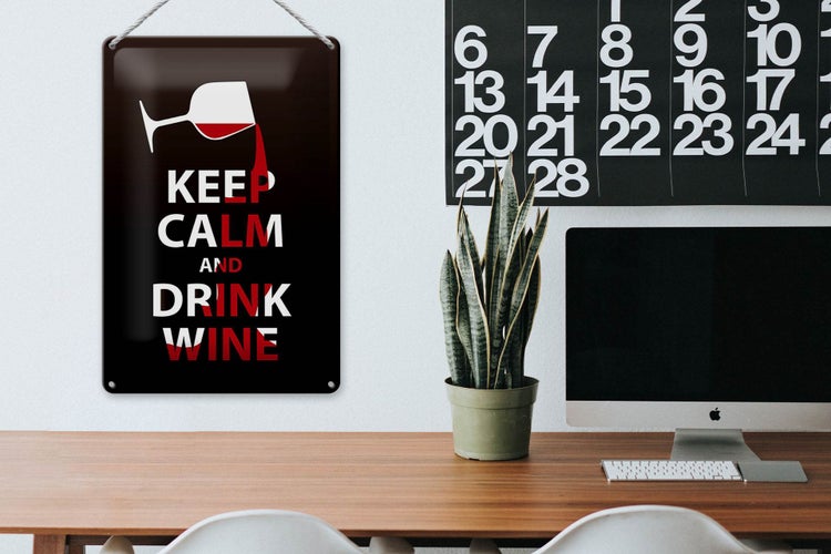 Dekoratives Metallschild mit dem Schriftzug Keep Calm and Drink Wine und Größenangabe