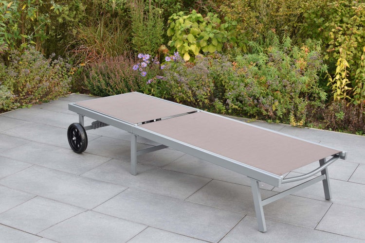 Gartenliege mit Rädern auf einer Terrasse im Garten