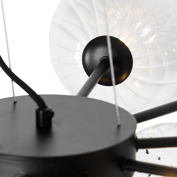 Detailansicht einer Hängeleuchte mit Metallrahmen und Glasschirmen