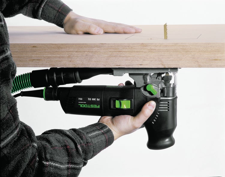 Festool Stichsäge beim Sägen von Kurven in eine Holzplatte.