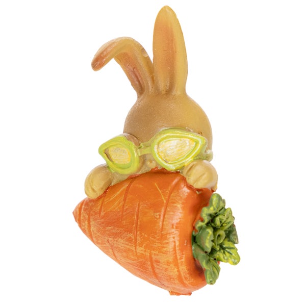 Dekofigur Hase mit Brille hält eine Karotte, aus Polyresin.