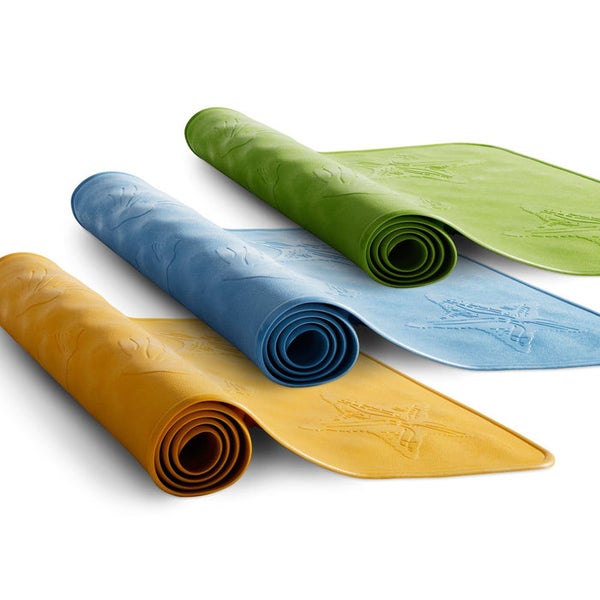 Drei aufgerollte Fußmatten mit Muster