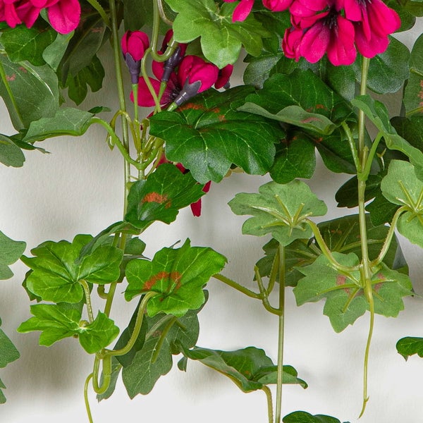 Künstliche Hängegeranie mit rosa Blüten und grünen Blättern.