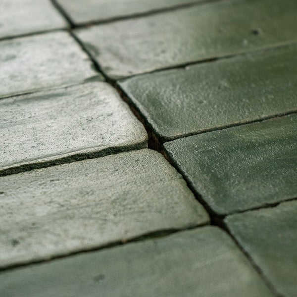 Strukturierte Ziegelriemchen mit einer leicht glänzenden Oberfläche für Wandverkleidungen im Innenbereich.