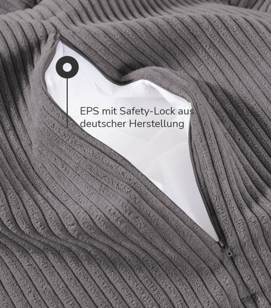 Garten Szene mit weisser Gartenbank, Sitzkissen, Beistelltisch, Hut und Decke auf Rasen