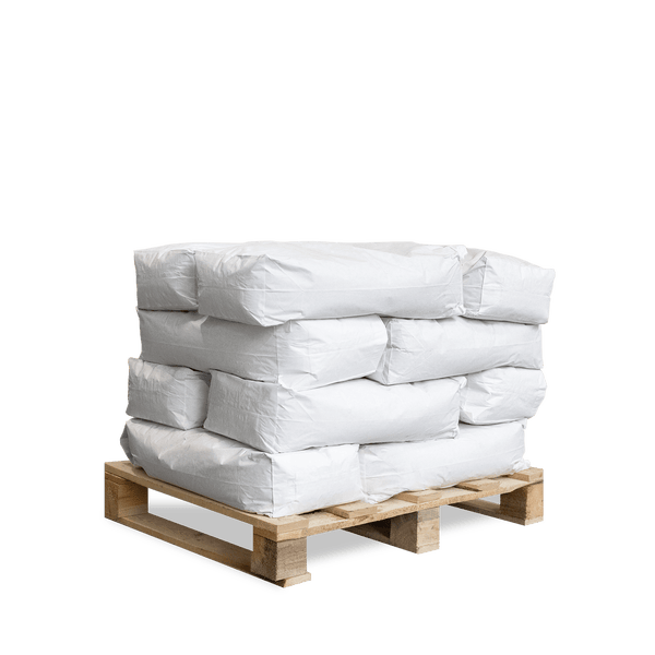 Weiße Säcke mit Baumaterial auf einer Holzpalette gestapelt.